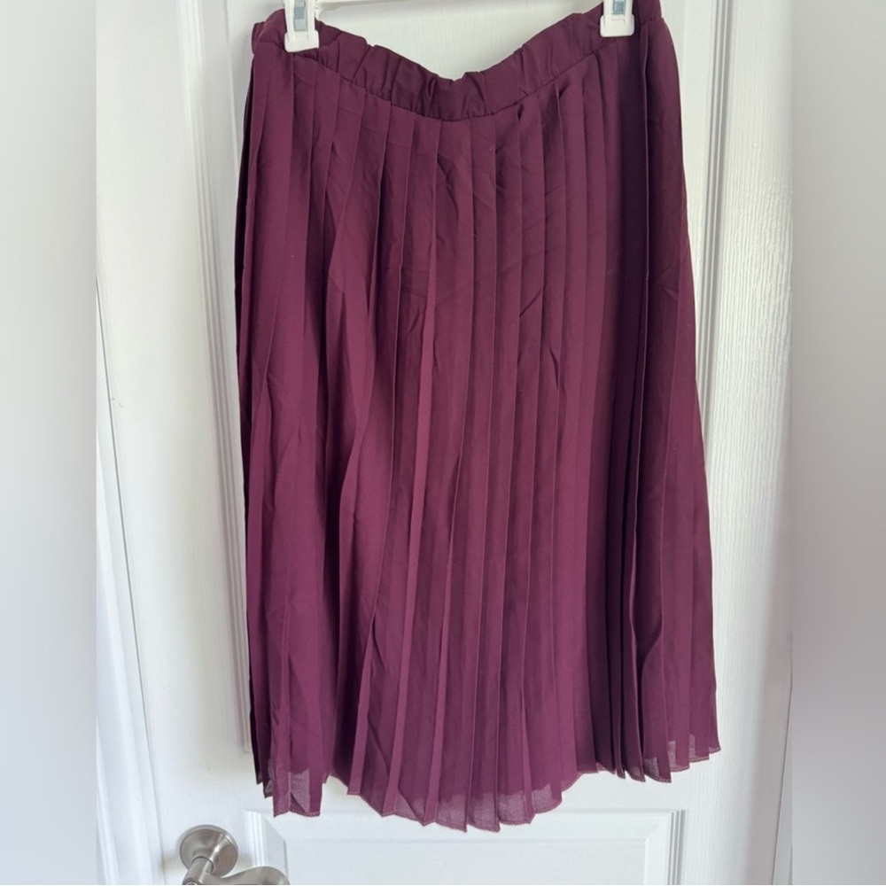 Abercrombie & Fitch Burgendy Pleated Skirt